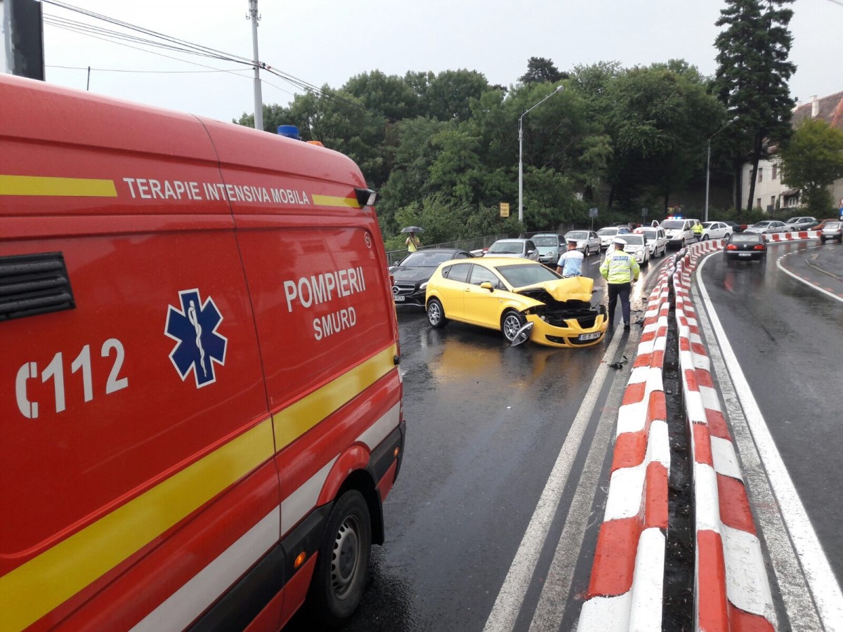 Foto | Accident pe Șaguna. A luat curba cu viteză