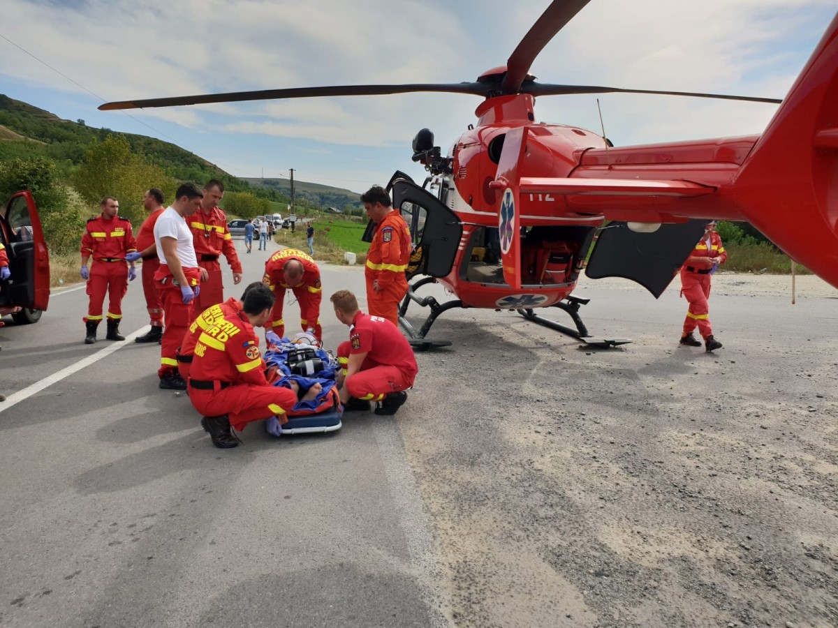 Sibian preluat de elicopterul SMURD, după ce s-a răsturnat cu tractorul
