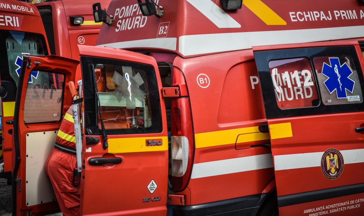 Bărbat rănit grav după ce a căzut de pe acoperiș