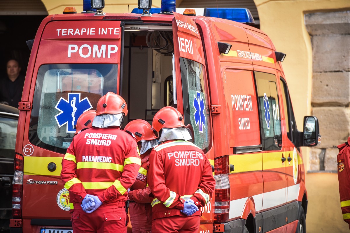 La un pas de tragedie: Sibian rănit grav, după ce i-a căzut o cărămidă în cap