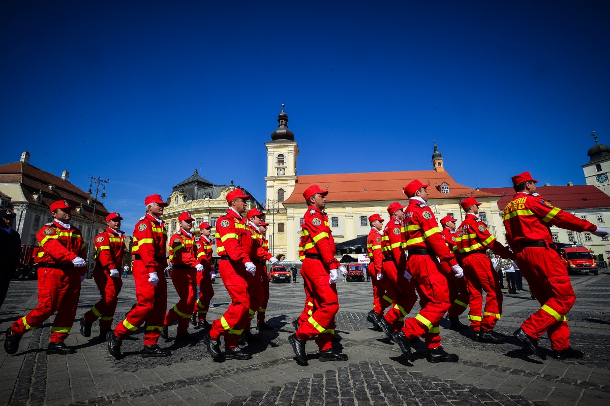 Exercițiu. 100 de pompieri sibieni au plecat să salveze oamenii de sub dărâmăturile din Capitală