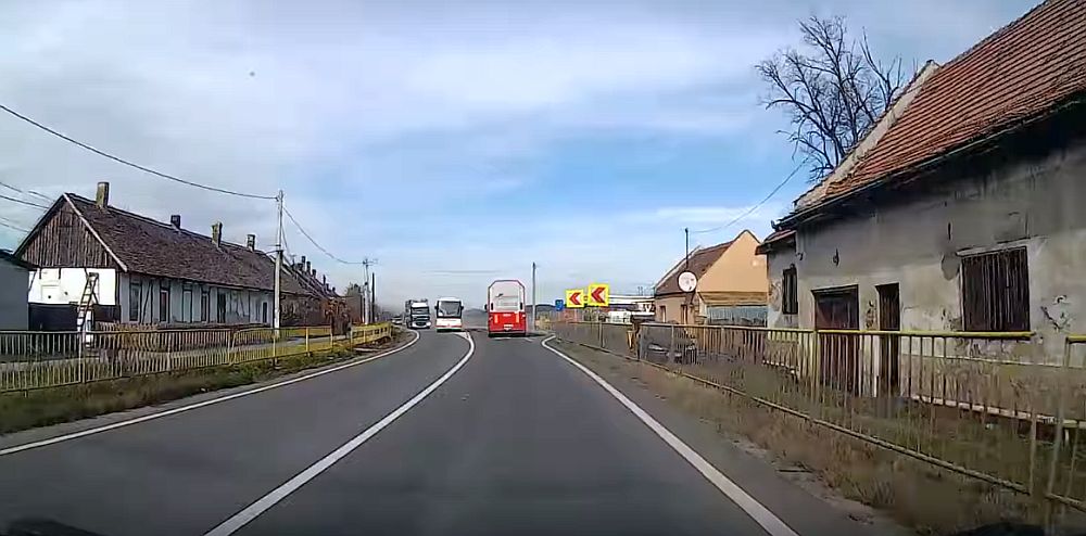 VIDEO - Autocar Atlassib surprins efectuând o depășire riscantă