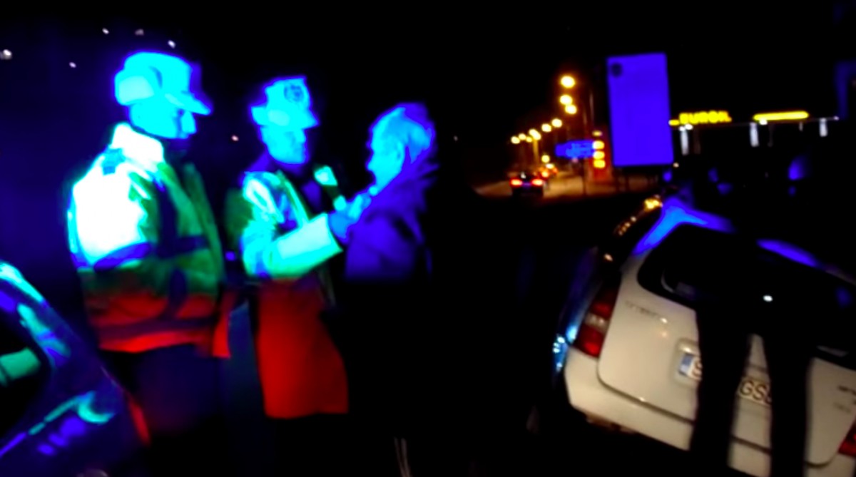 VIDEO-Sibian beat prins de două ori pe Calea Cisnădiei. S-a întors după mașină și a intrat în șanț