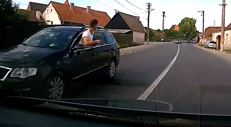 VIDEO-Un șofer lasă volanul și iese din mașină, la Bradu