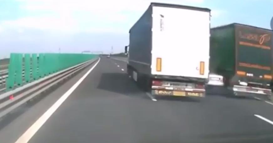 VIDEO-Șofer inconștient prins între două TIR-uri, pe autostrada Sibiu-Deva