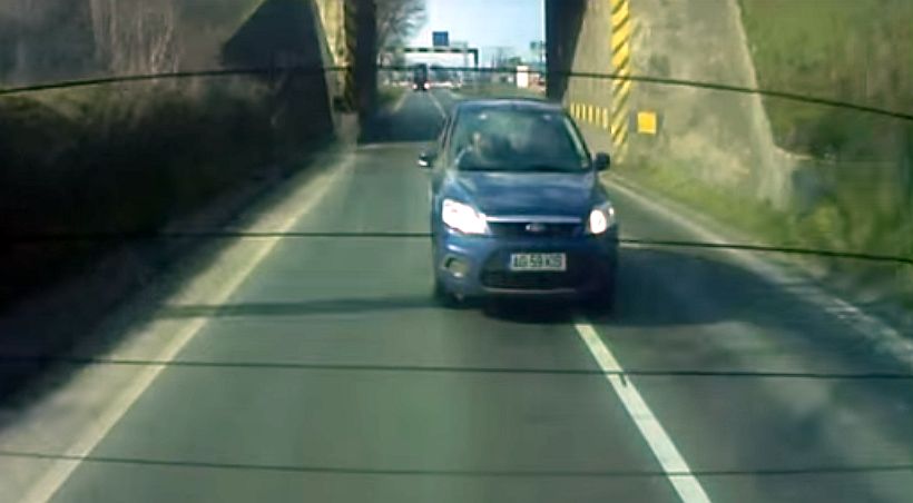 VIDEO – Exemplu de ”Așa, nu!” pe drumurile din Sibiu. Depășiri ilegale