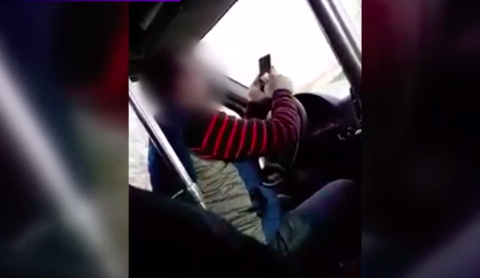 Video viral pe Facebook: Un bărbat conduce un microbuz, în timp ce folosește telefonul