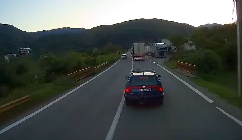 VIDEO - Șicanare pe Valea Oltului: Șoferul unei mașini frânează brusc în fața unui TIR