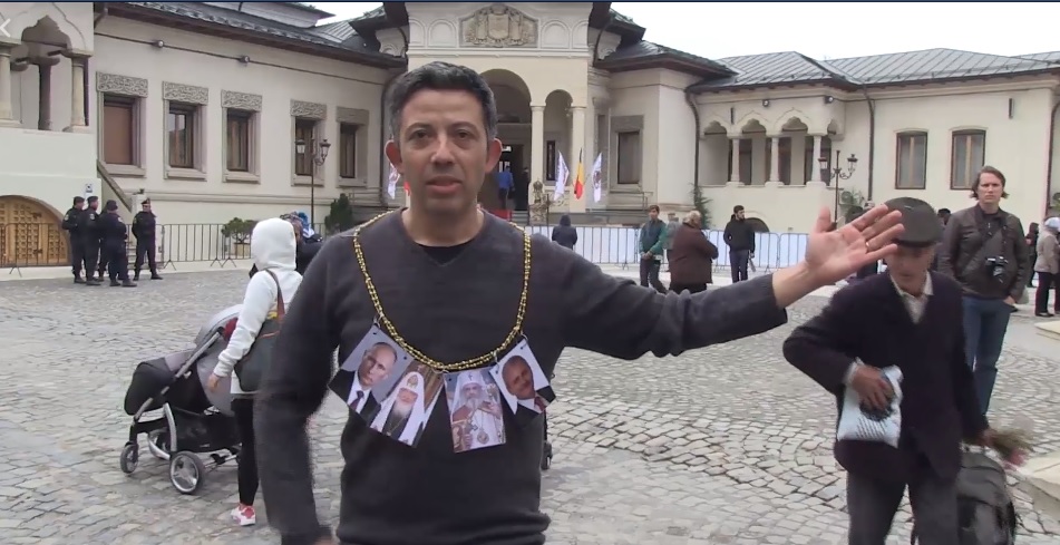 VIDEO | Regizorul Alexandru Solomon a protestat la Patriarhie față de vizita Patriarhului Kirill. S-a tăiat la mână și a aruncat cu bani