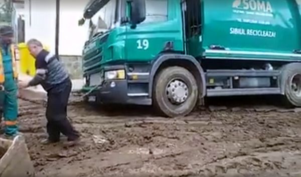 VIDEO – Nu e concurs off-road, e Soma care colectează gunoiul. ”Facem apel la puțină bunăvoință”