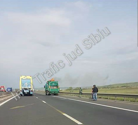 O mașină de gunoi a luat foc pe A1