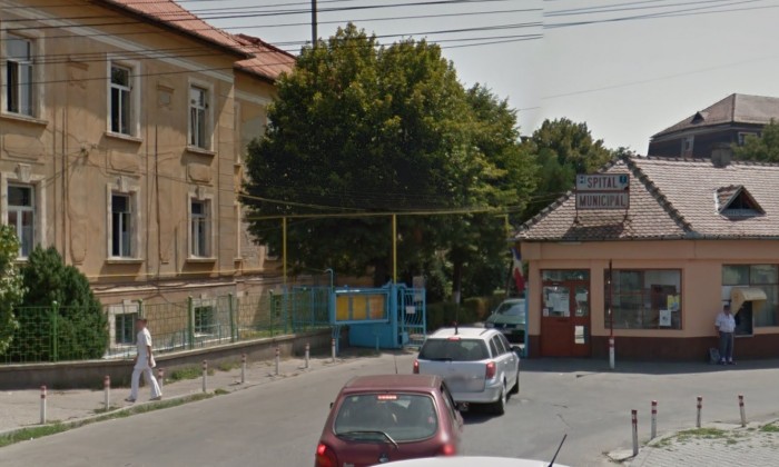 O fetiță de 7 ani s-a dus singură la spital după a fost lovită de o mașină iar șoferul a fugit