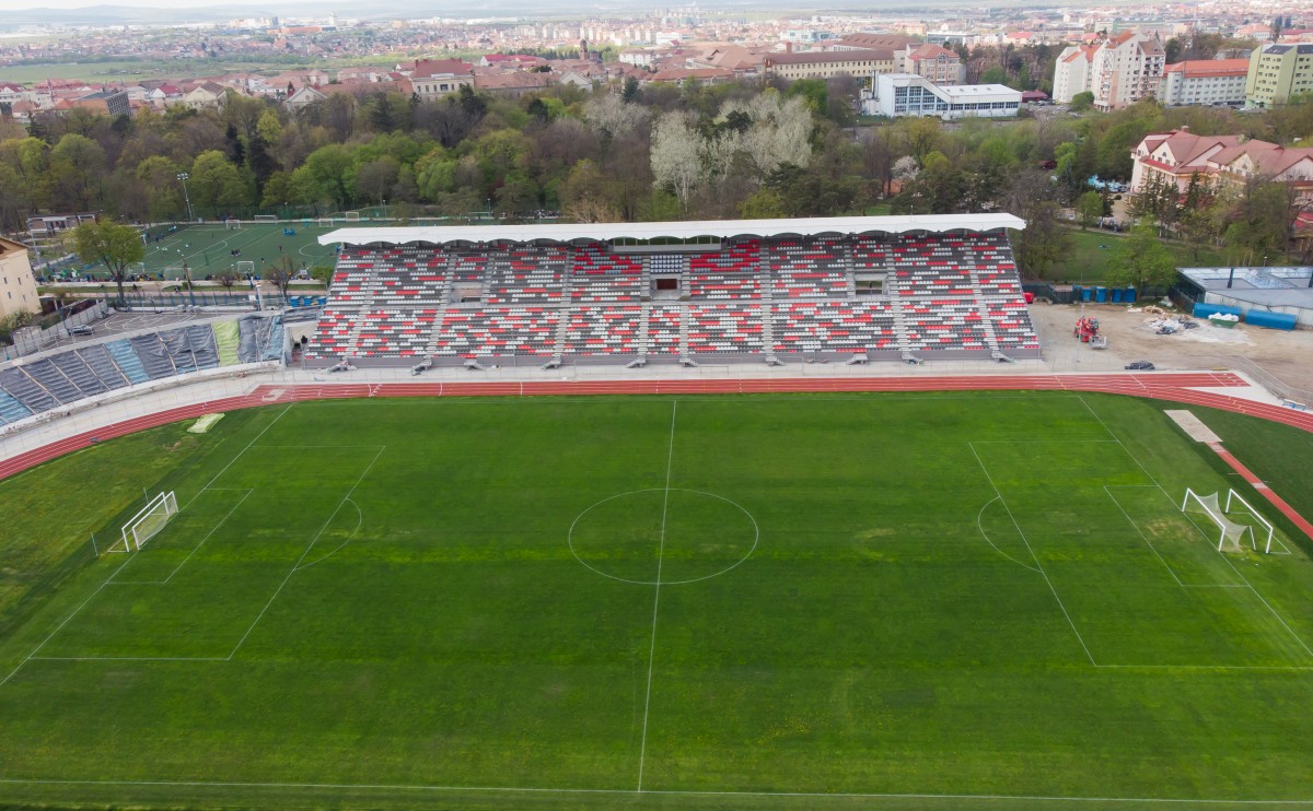 Modernizarea stadionului mai are o nouă ”etapă I”. Primăria licitează acum gazonul