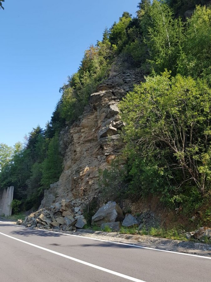 O stâncă de mari dimensiuni va fi detonată pe Transfăgărășan