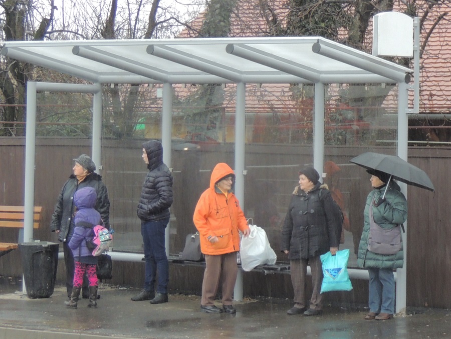 14 stații de autobuz au copertine noi