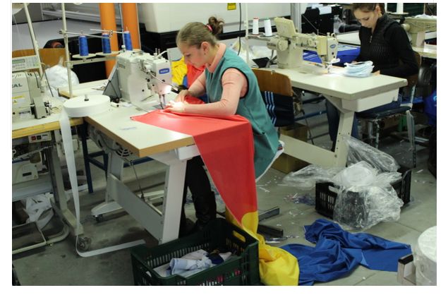 Fabrica de steaguri de la Mârșa lucrează din septembrie pentru comenzile de 1 decembrie