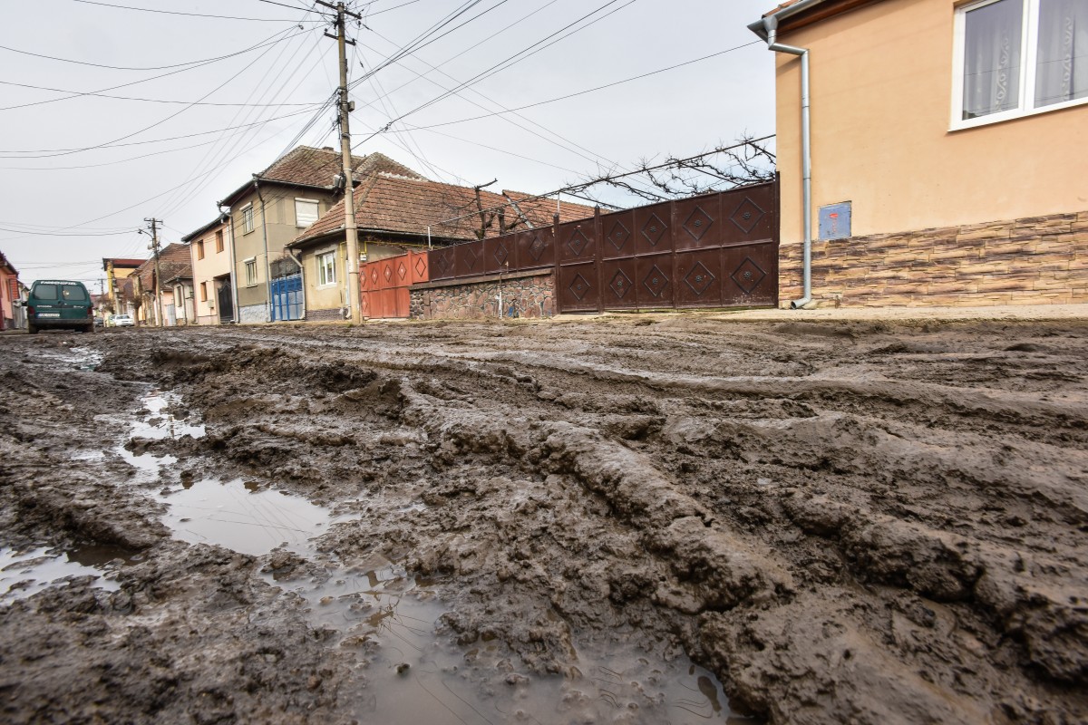 Modernizarea străzilor de pământ din bani împrumutați: Primăria prelungește proiectul cu încă opt străzi și încă doi ani