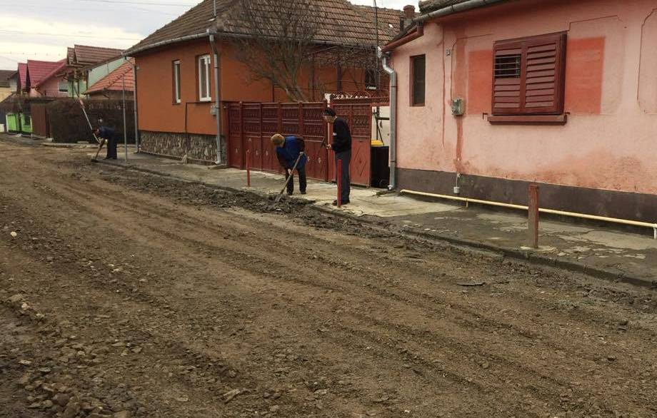 VIDEO Strada unde locuitorii fac treaba muncitorilor