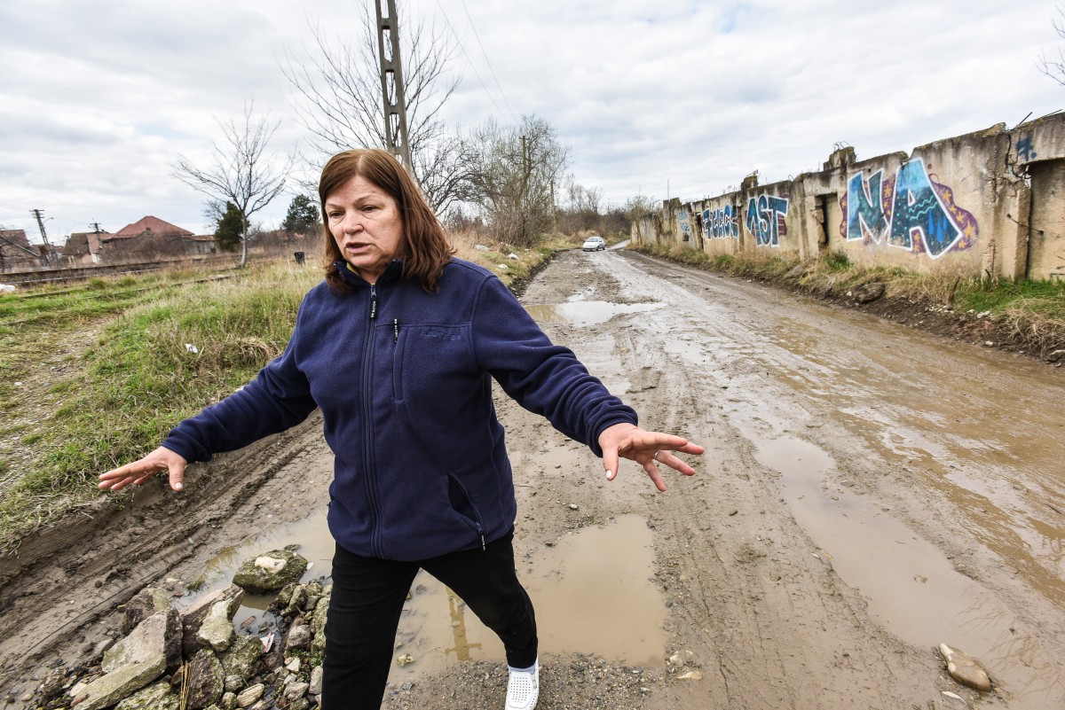 Ce spune Primăria în cazul femeii cu dosar penal pentru că ”a parcat în curte”