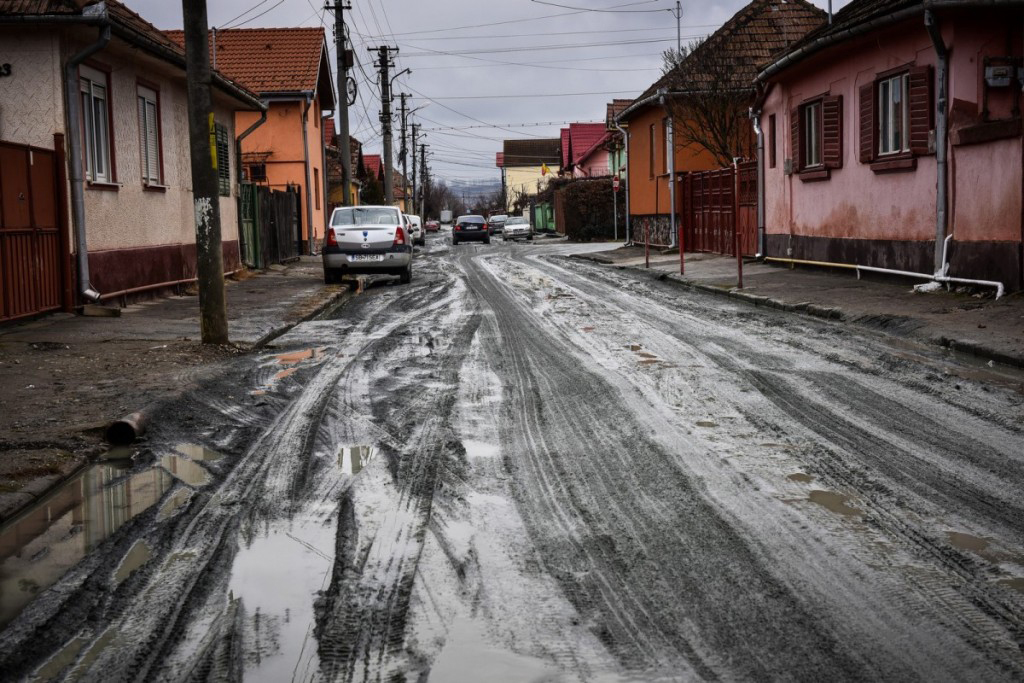 Orașul ca la țară. Câte străzi de pământ mai avem, față de Alba Iulia și Brașov