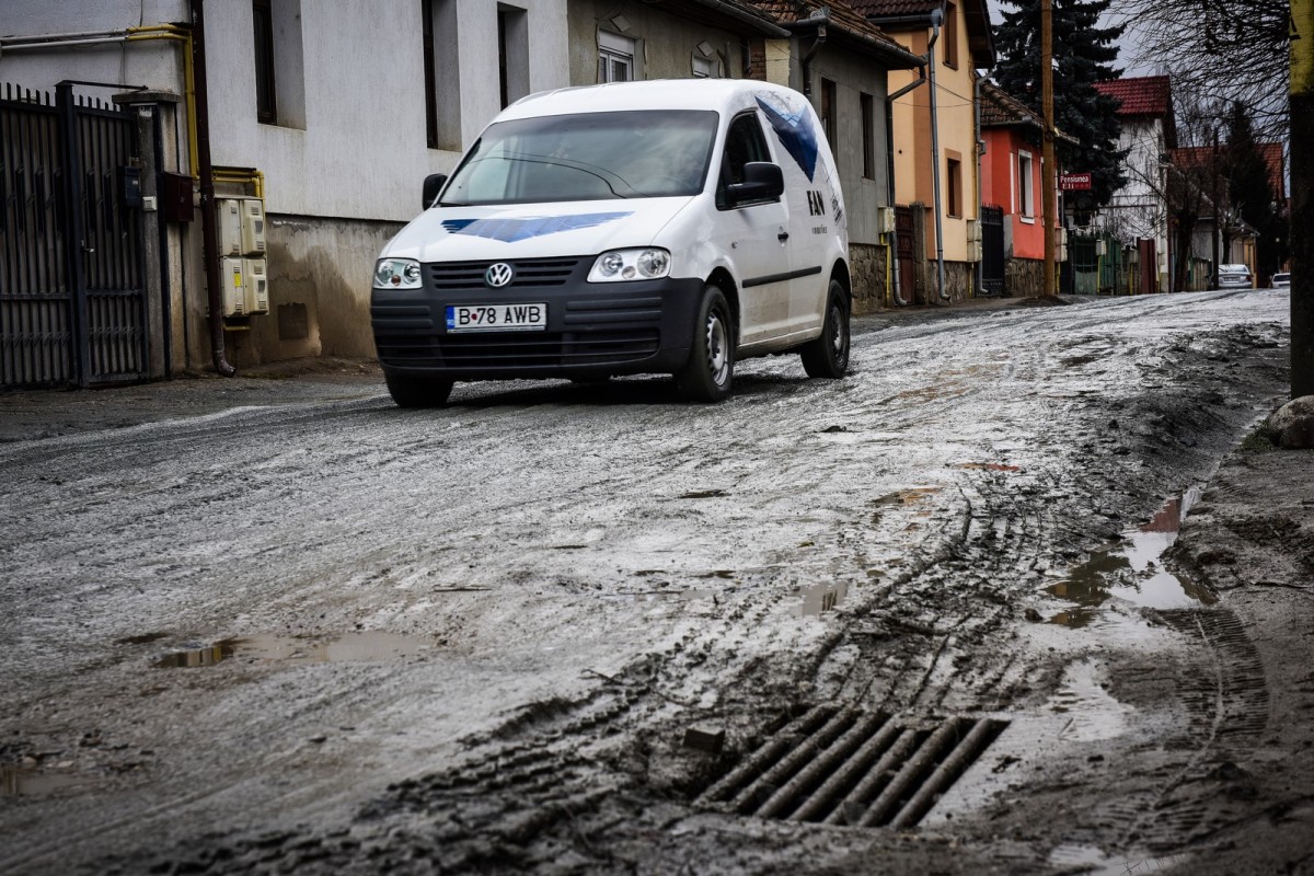 Încă 15 străzi de pământ vor intra în modernizare. Un an, termen de finalizare
