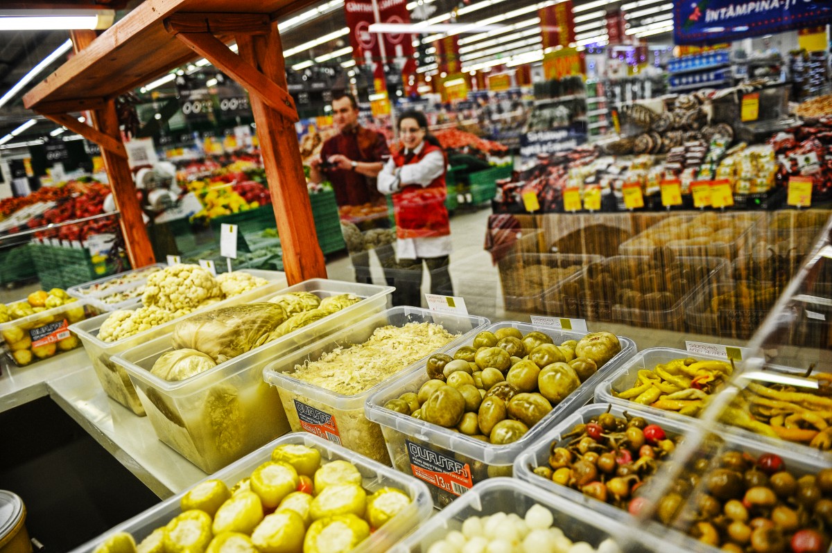 Începe vacanța de cinci zile. Cine mai lucrează?