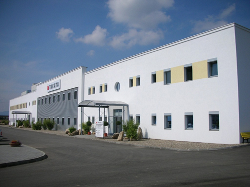 Accident în parcarea de la Takata. O femeie a fost lovită de mașină