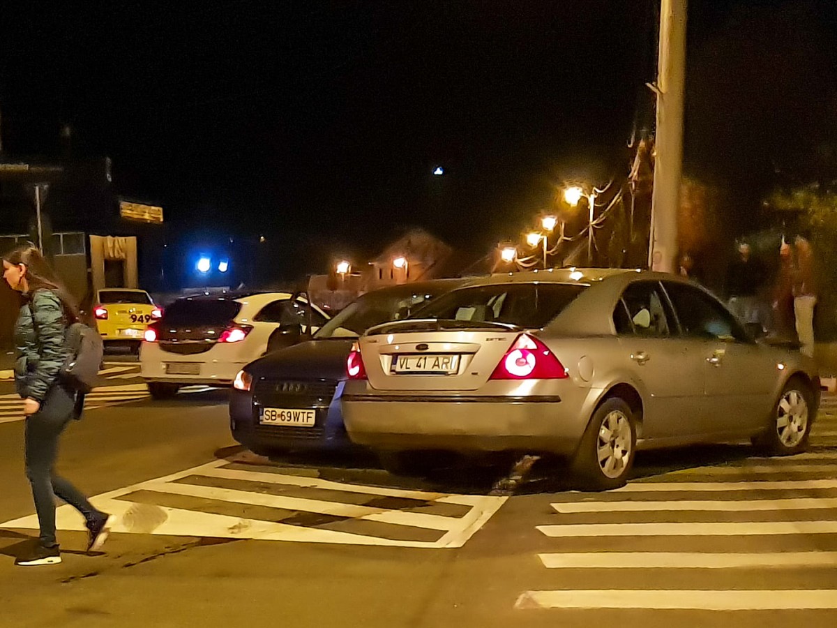VIDEO Tamponare în sensul giratoriu, cu un șofer “agresiv“. “Ulciorul nu merge de multe ori la apă“