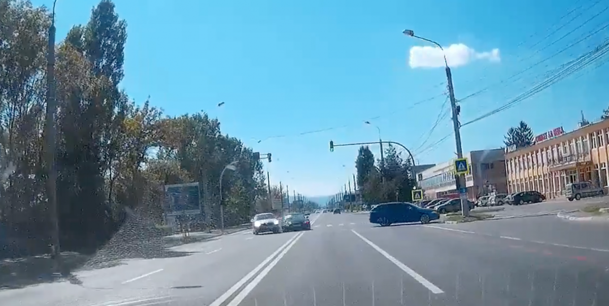 VIDEO Incident pe șoseaua Alba Iulia: o mașină super-sport lovită de una de oraș