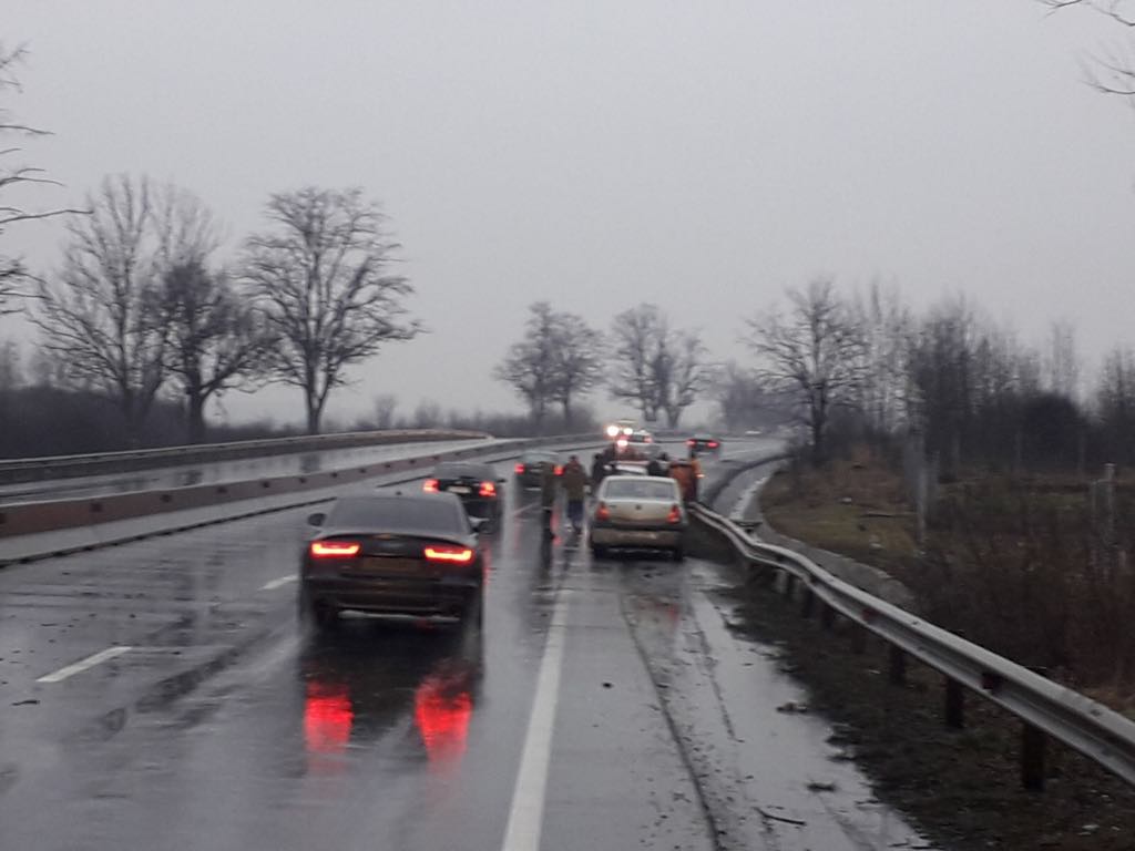Tamponare în lanț cu cinci mașini, la intrarea în Sibiu
