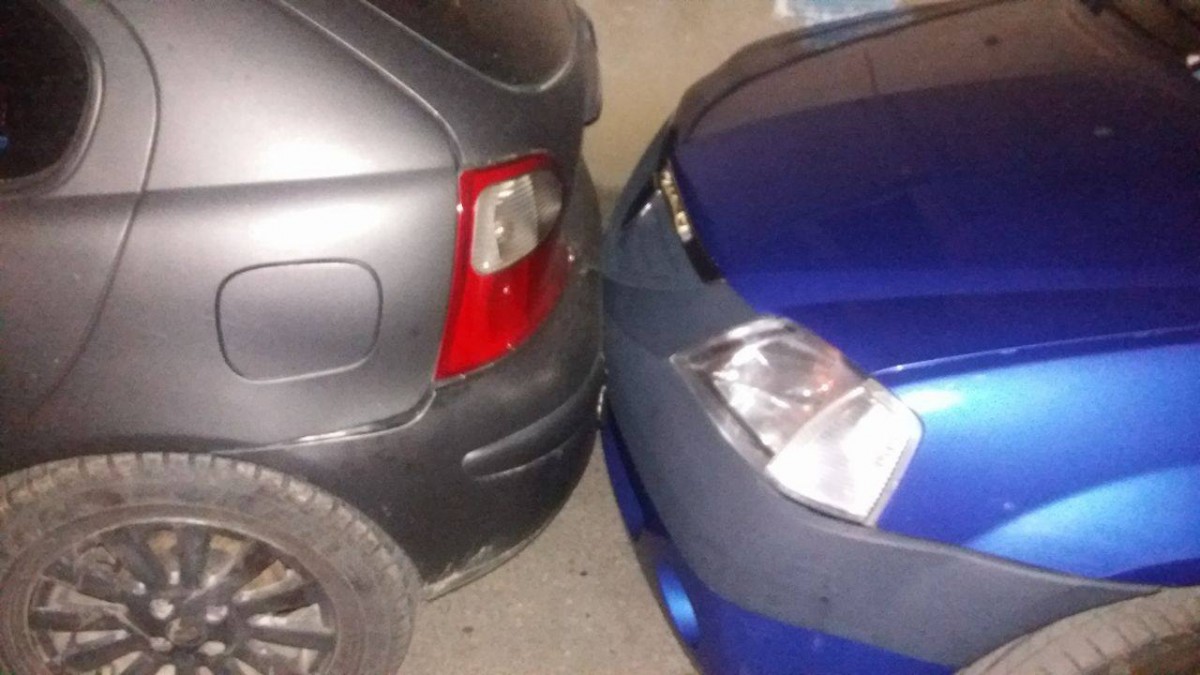 Sub influența alcoolului, a lovit două mașini parcate