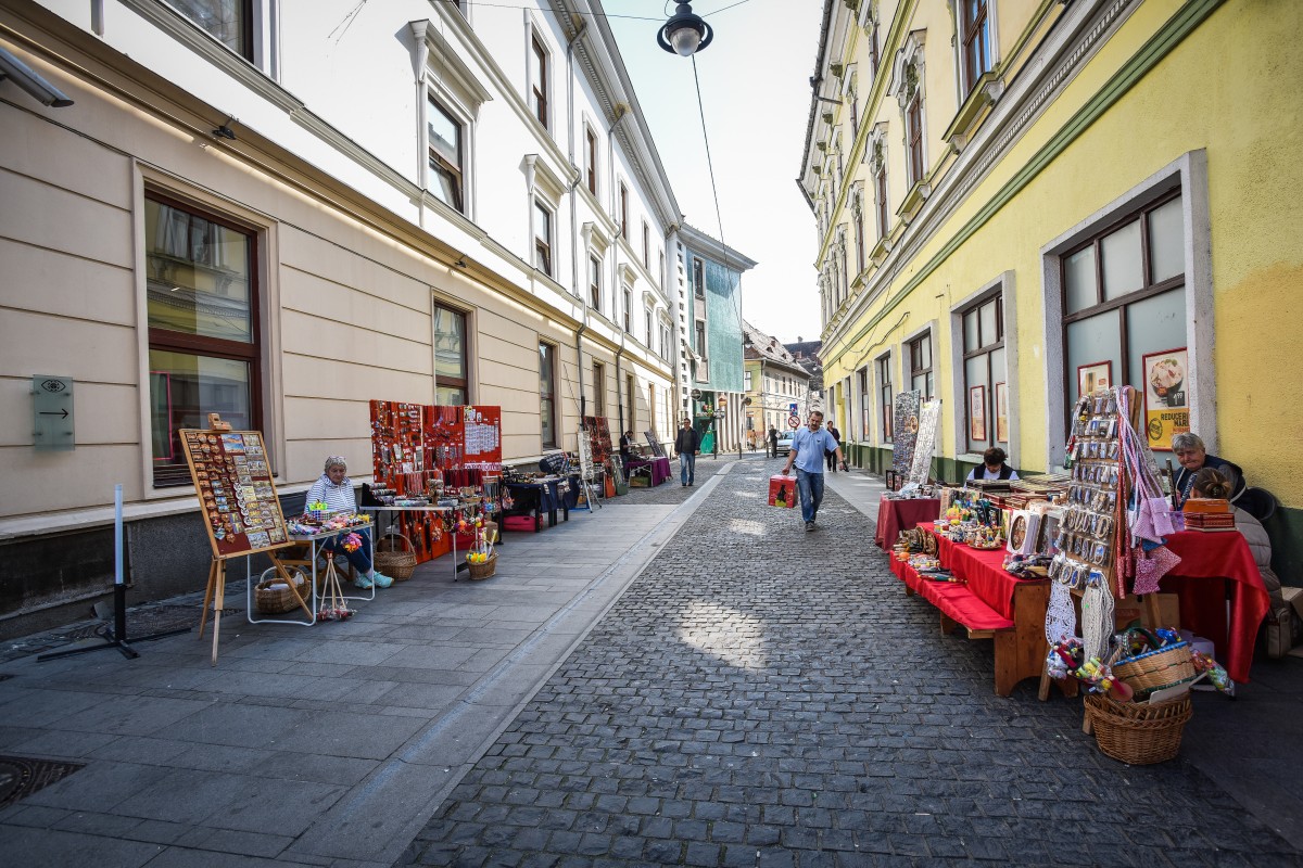Vânzătorii de suveniruri despre regulamentul pregătit de Primăria Sibiu: ,,Noi suntem scoși automat pentru că veniturile noastre sunt mici”