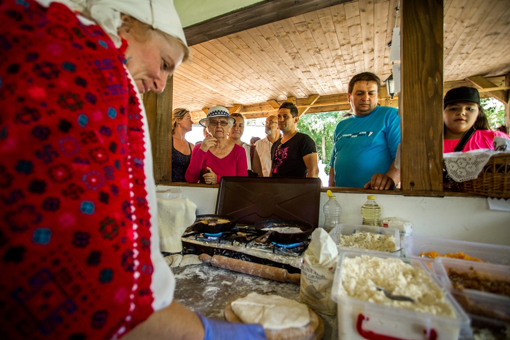 O gospodină din Rășinari gătește plăcintă cu mere. De Ziua Recoltei, la Muzeul Astra