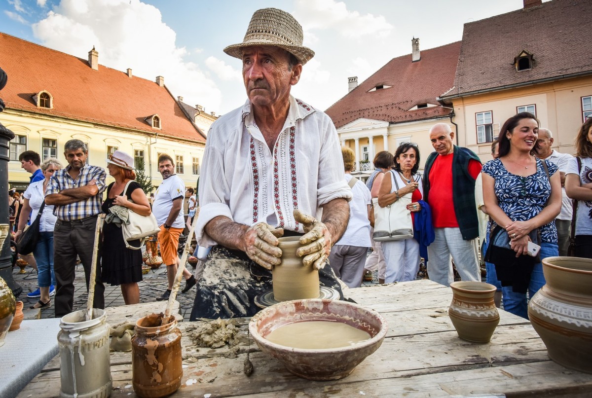 Târgul Olarilor din Sibiu. Tristețea dispariției meșteșugului și pokemonii | Foto Video