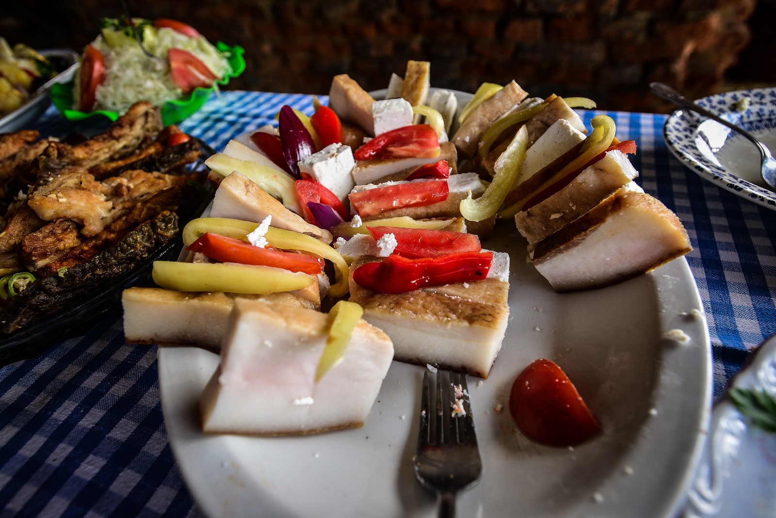 Nuuu! Slănina cu ceapă și țuică e otravă pentru organism