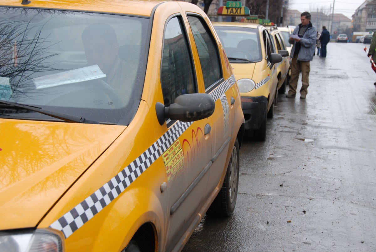 Doi tineri medieșeni au fost reținuți după ce ar fi spart și jefuit 12 taxiuri