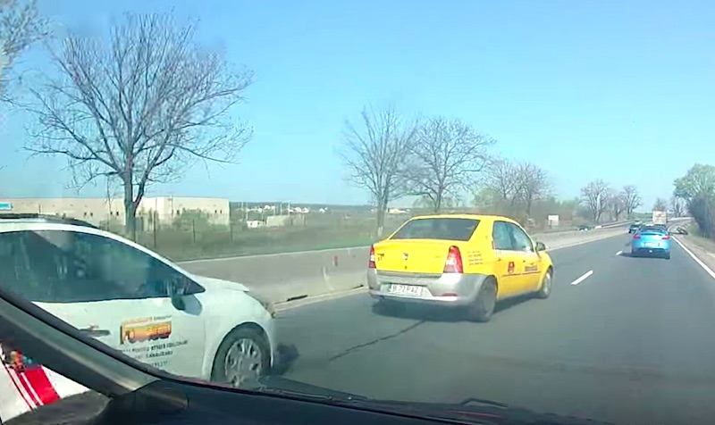 VIDEO-Altercație în trafic la marginea Sibiului. Un taxi a fost aproape să provoace un accident