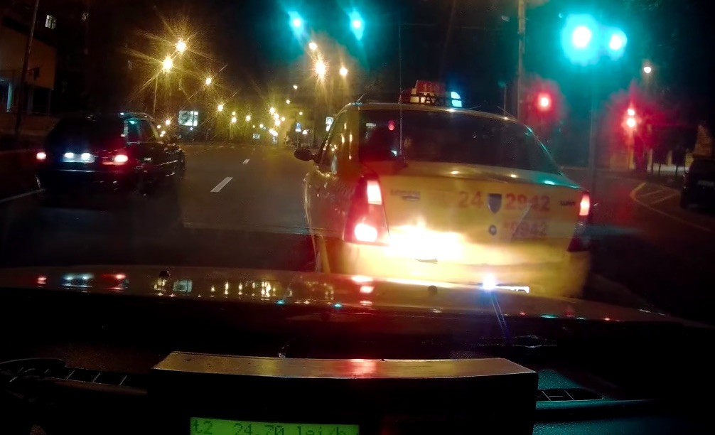 VIDEO-Taximetrist bezmetic pe străzile Sibiului. ”Ești beat? Du-te acasă că omori oameni!”