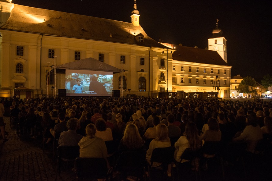  Mii de spectatori la proiecția filmului „Bacalaureat”, în Piața Mare