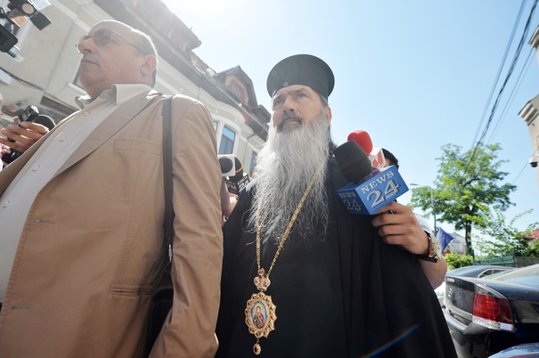 DNA cere arest la domiciliu pentru arhiepiscopul Teodosie