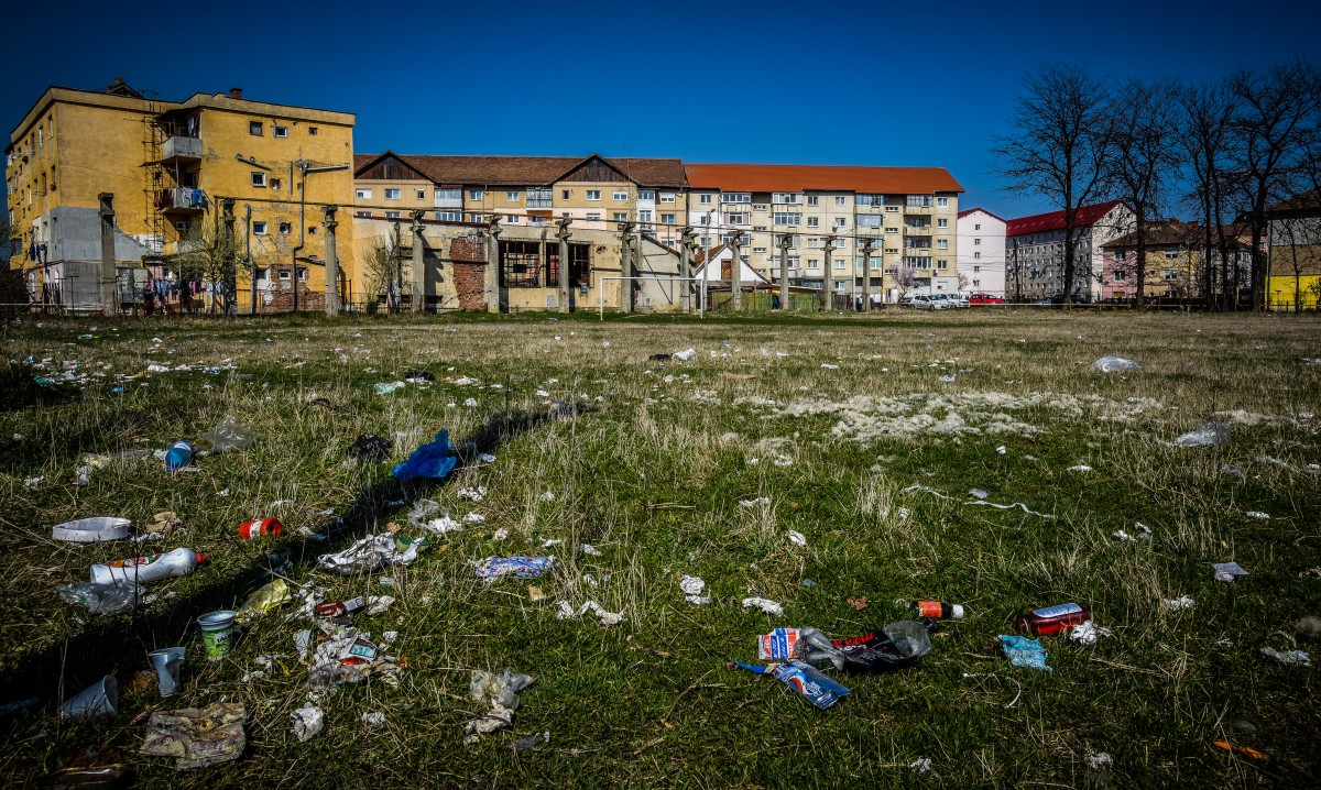 FOTO | Imaginea dezastrului: gunoaie, buruieni şi un loc de grătare. Ce a mai rămas din terenul unde juca istorica echipă Șoimii-CFR