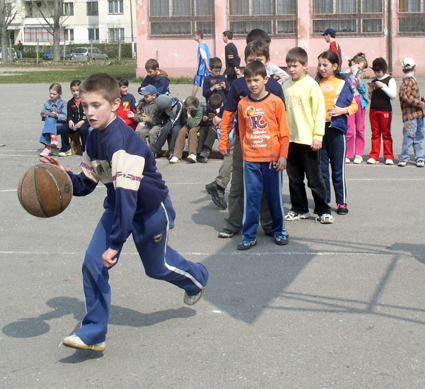 Curtea școlii devine teren de joacă și sport după orele de curs