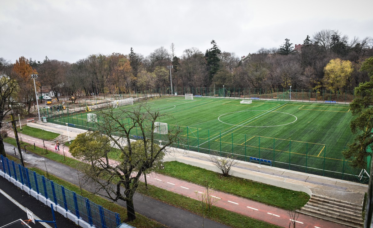 GALERIE FOTO – Terenurile de fotbal din Parcul Sub Arini sunt aproape gata
