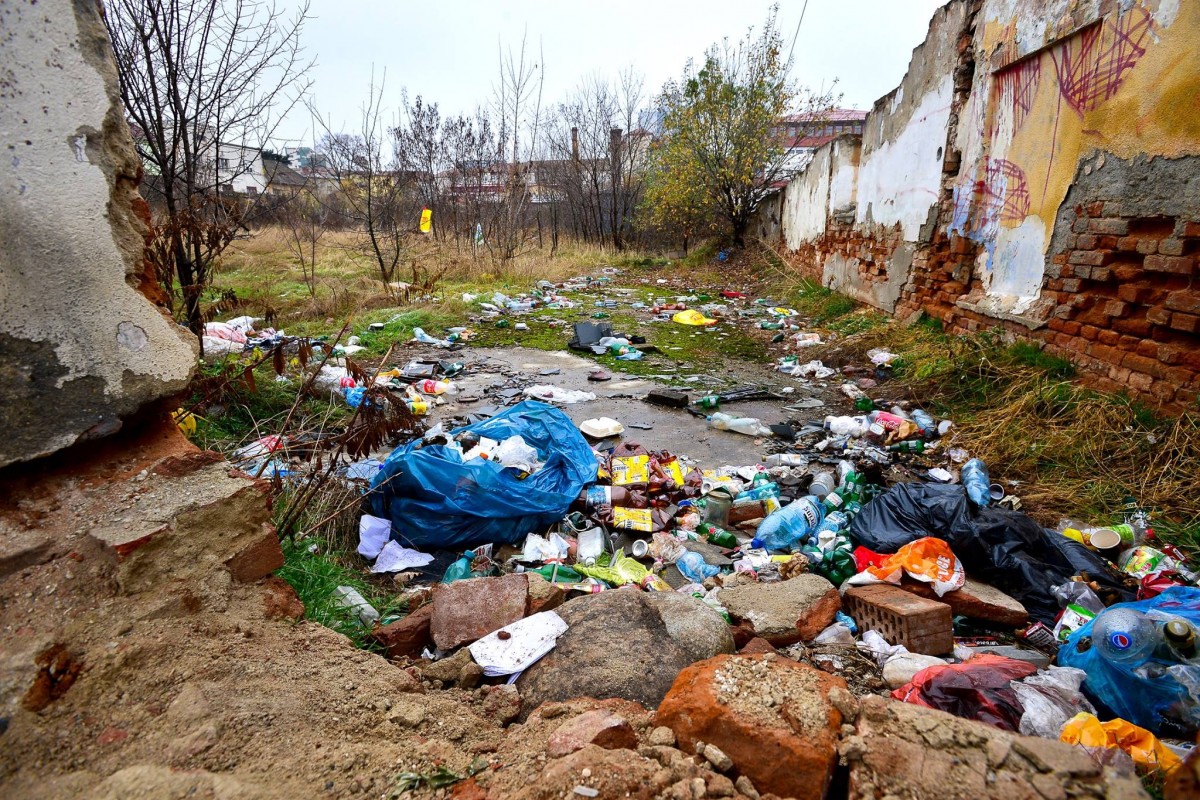 Noi reguli pentru supraimpozitarea mizeriei: curățenia nu mai trebuie făcută în 15 zile, ci într-un an. Dar sunt vizate și curțile sibienilor