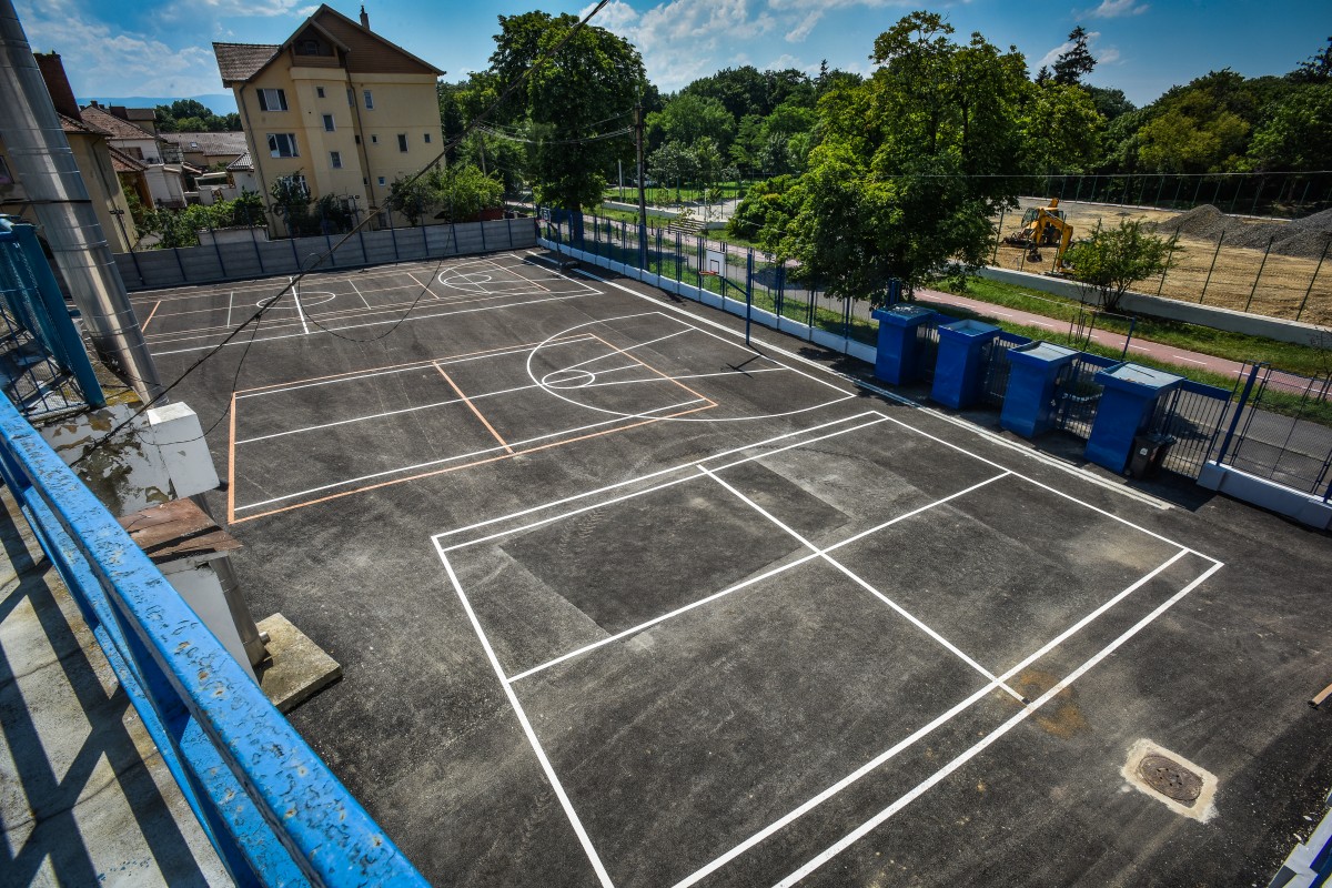 Terenurile de sport din curtea stadionului au fost finalizate. Primăria propune tarifele de închiriere