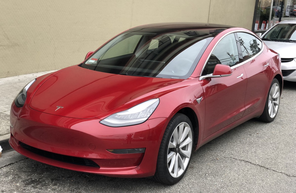 Tesla poate fi acum comandată și din România. Cât costă?