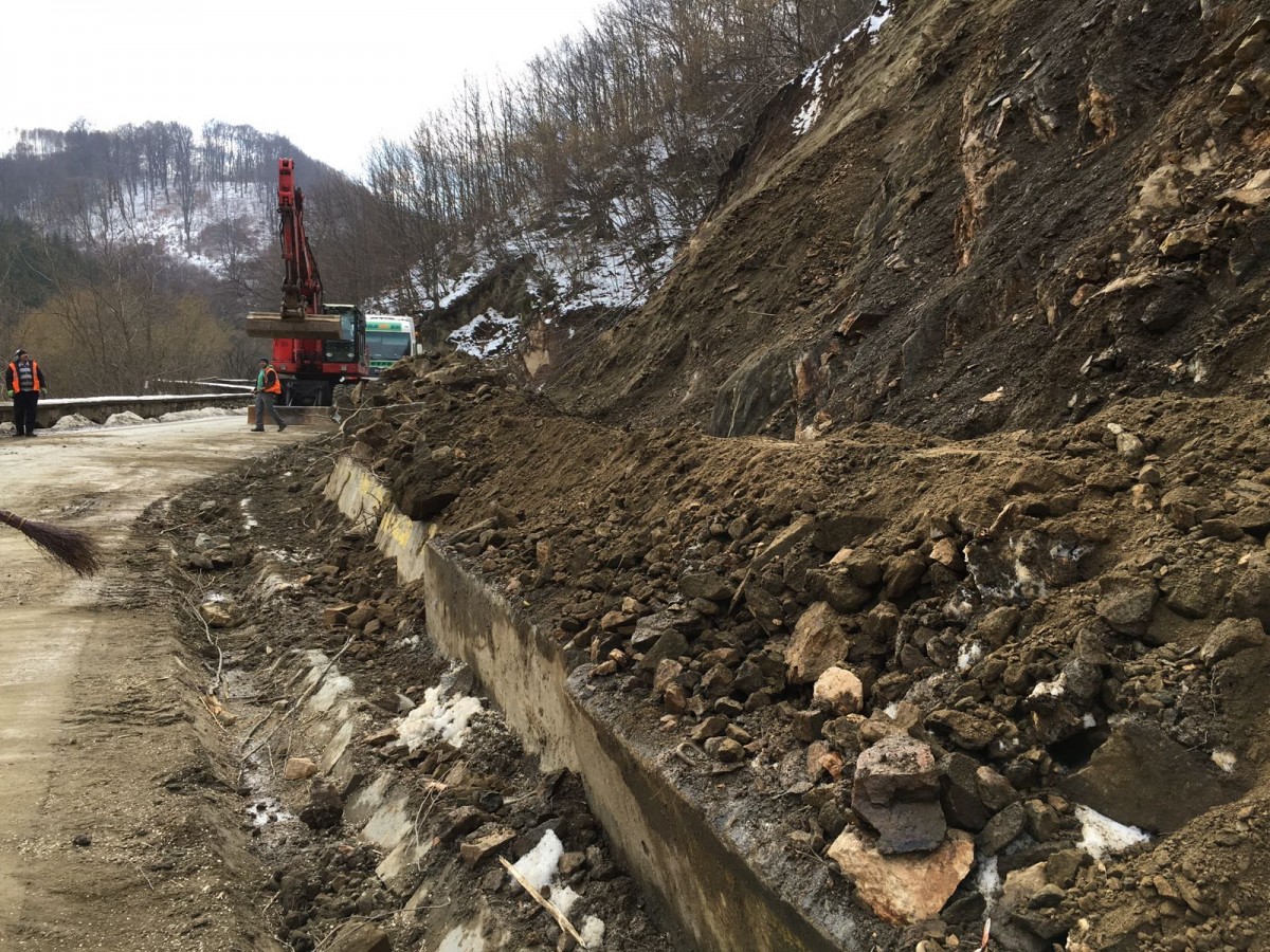 Drumul dintre Tilișca și Rod s-a surpat din nou | Foto Video