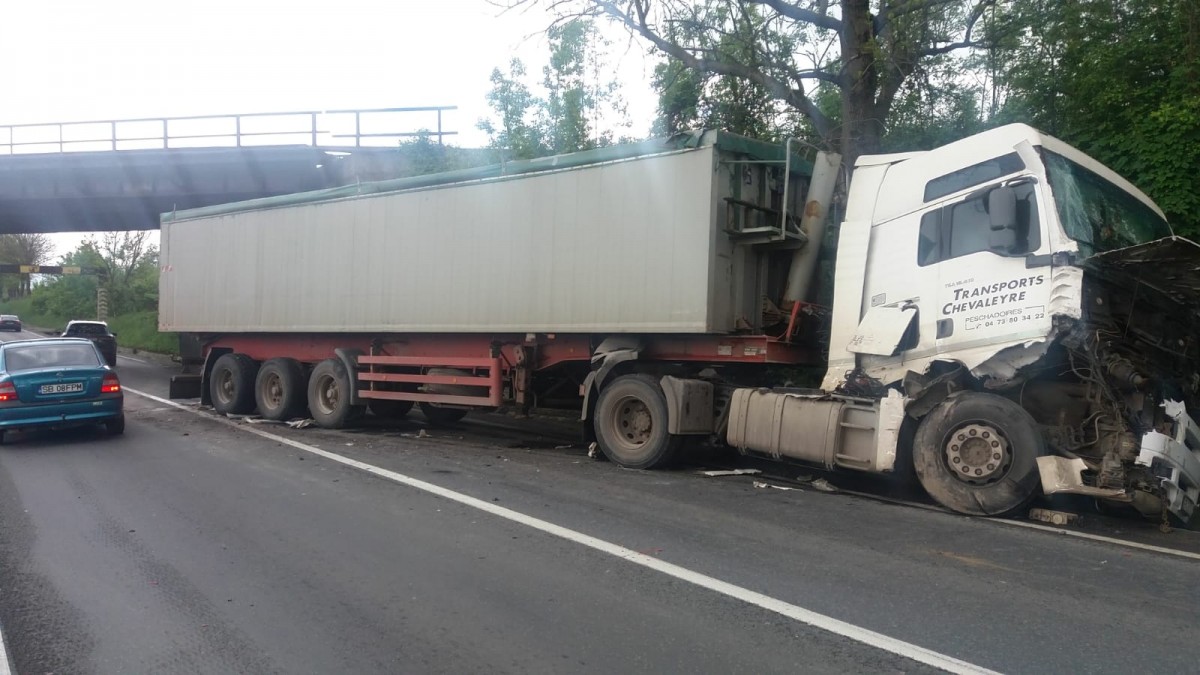 FOTO VIDEO Tamponare între două TIR-uri, la sensul giratoriu de la Veștem