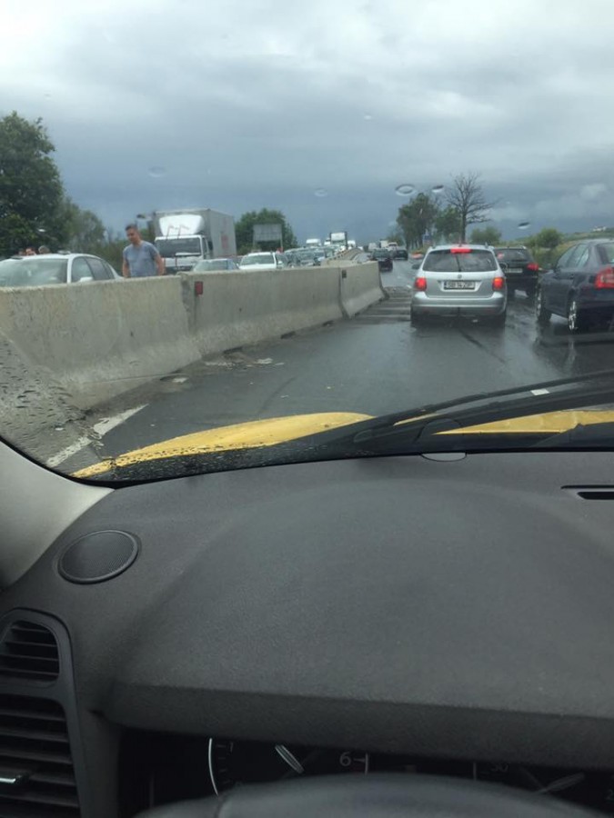 Actualizare. Un TIR a intrat în separatoarele de beton de pe DN 1 și le-a împins până pe banda doi a sensului opus