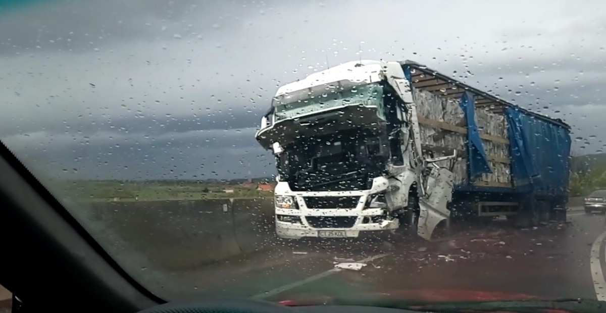 Tamponare între două TIR-uri la intrare pe Valea Oltului